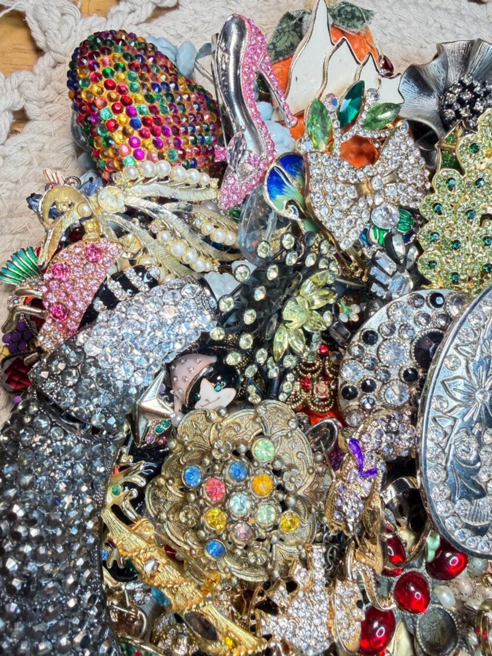 Rhinestone Jewelry Repair Lot | 3.13 Lbs | Vintage Brooches | Christmas Jewelry - Picture 8 of 9